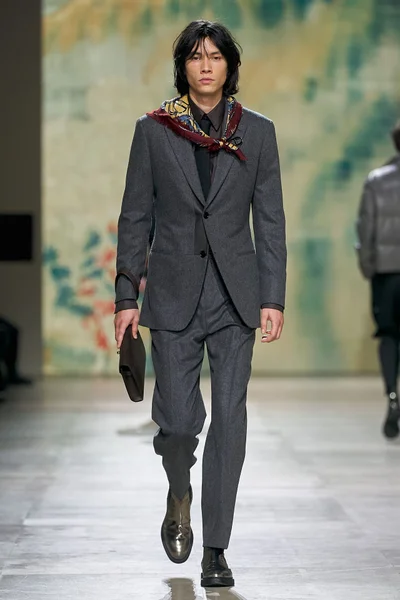 Look 18